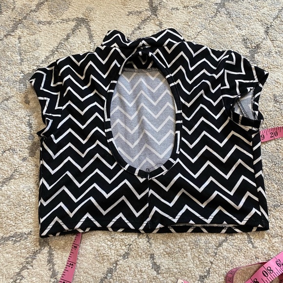 FREE WITH PURCHASE.Black & white Crop top 🏁🖤🤍 - Picture 3 of 5